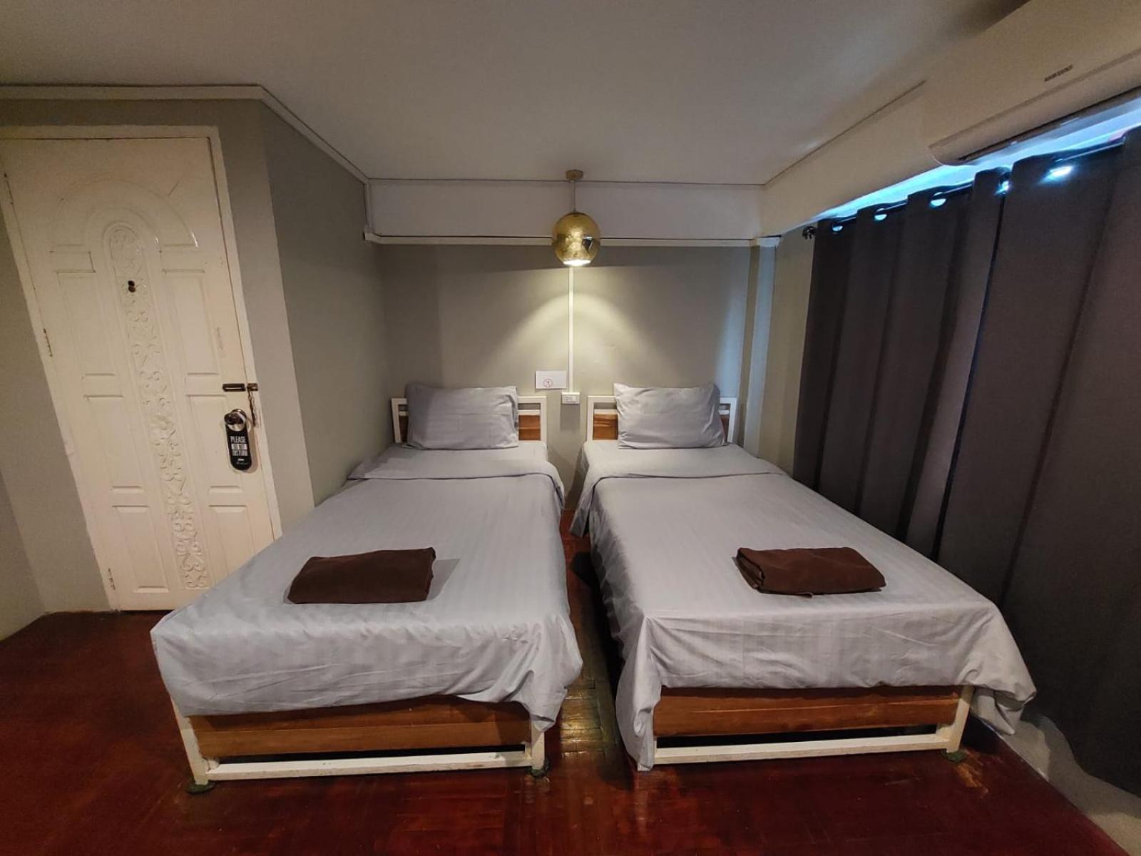 You Empire Hostel & Bar Pakse Bagian luar foto