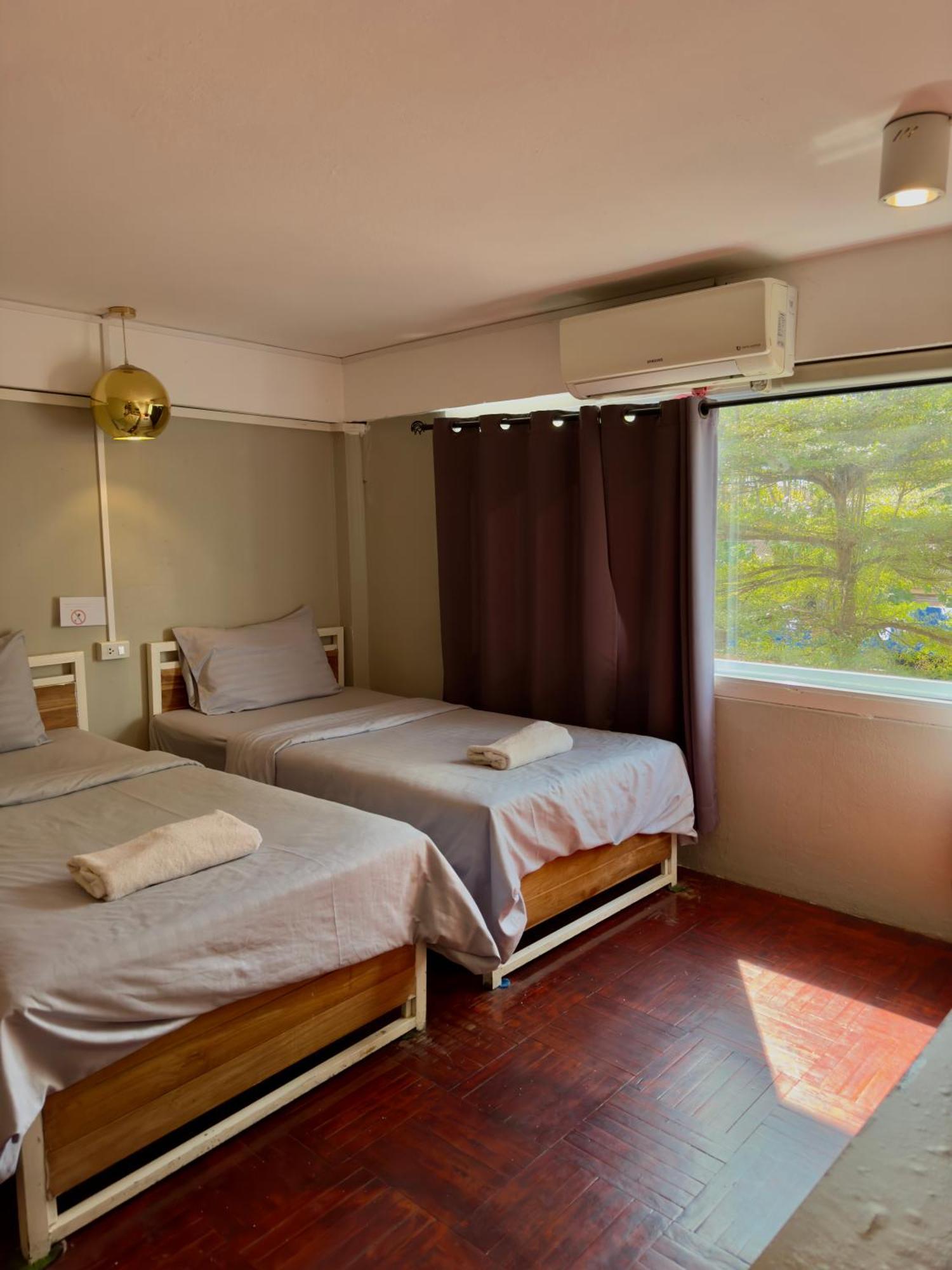 You Empire Hostel & Bar Pakse Bagian luar foto