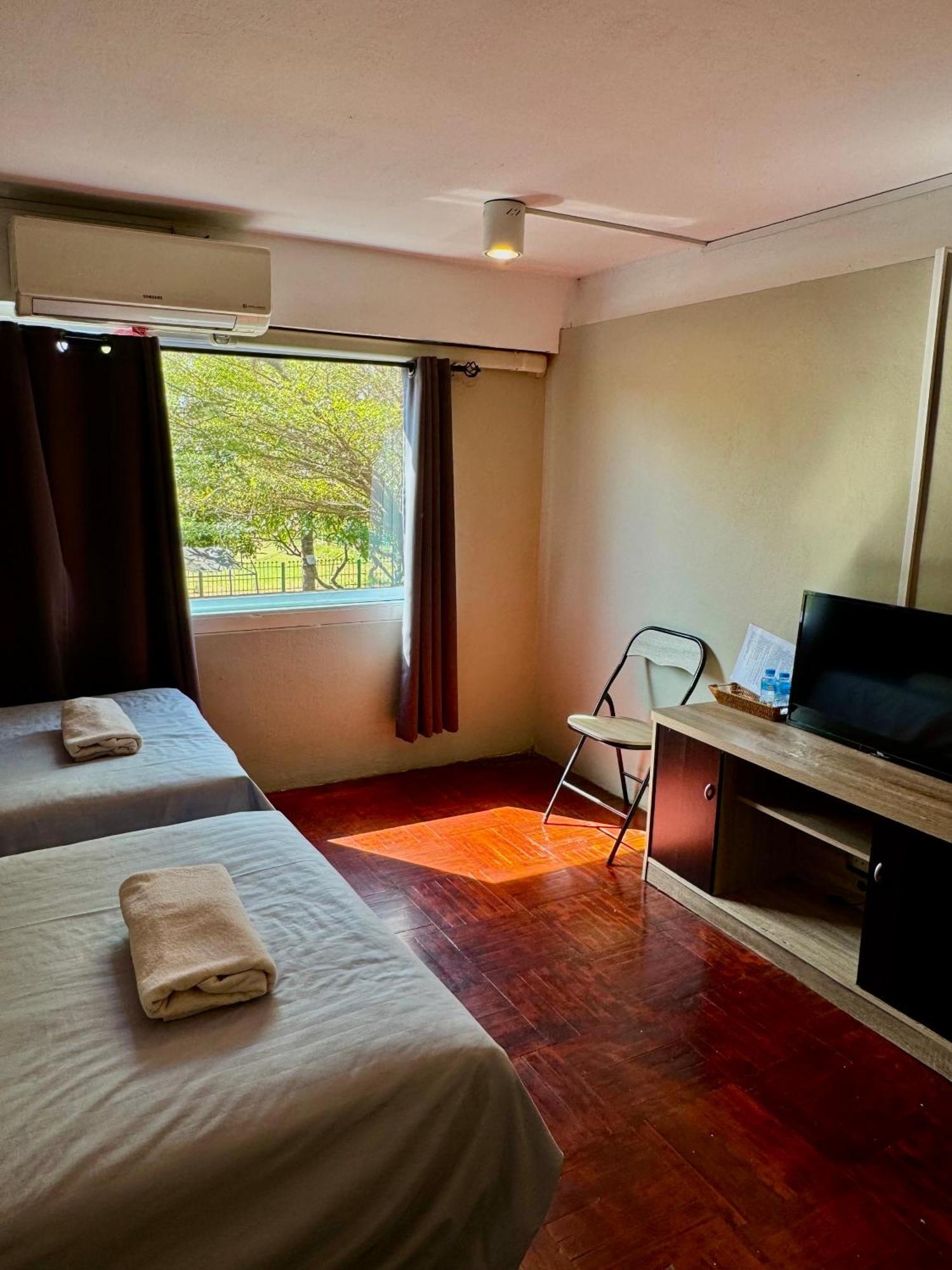 You Empire Hostel & Bar Pakse Bagian luar foto